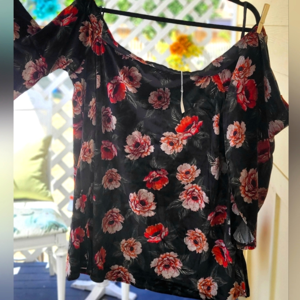 🤩 SEXY Torrid Velveteen Bell Sleeve